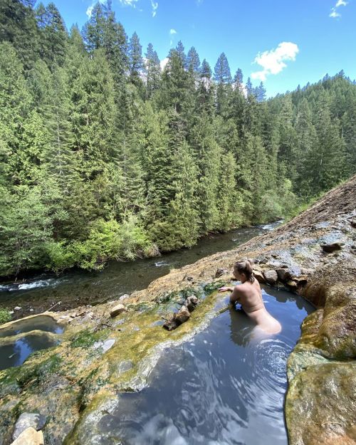 angiemariedreams:  Naked hiking, always and forever.  Photo by