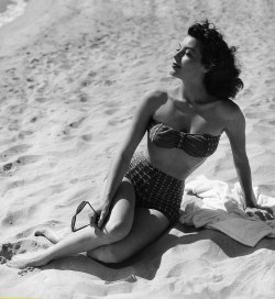 ava-et-liz:  Ava Gardner at the beach in Spain while filming