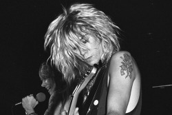 whole-lotta-axl:  do duff wigs exist?? if they do I need one