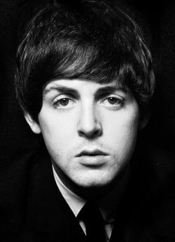  Ladies and gentlemen, Paul McCartney. 