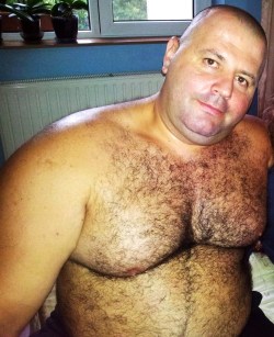 manlydadchaser63:  …Dad with his shirt off… 