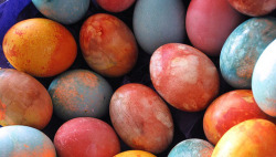 mothernaturenetwork:Natural food dyes for EasterFruits and vegetables