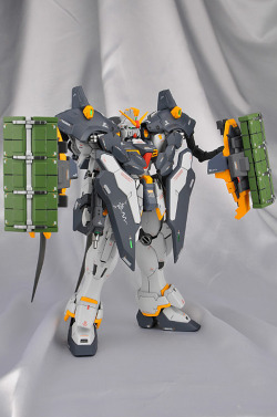 mechaddiction:  GUNDAM GUY: MG 1/100 Gundam Sandrock Armadillo