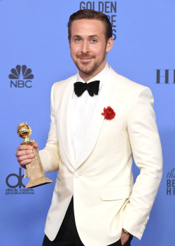 ryangoslingsource:  Ryan Gosling poses in the press room during