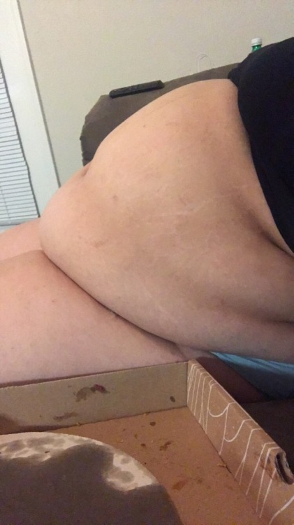 bigcutienova: I ate a a whole large pizza in like less than 25 minutes and still have another one to shove in my face #piggymode