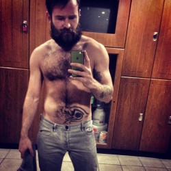 stvnakn:  #selfie #gym #scruff #hairy #beardporn #topless #gay