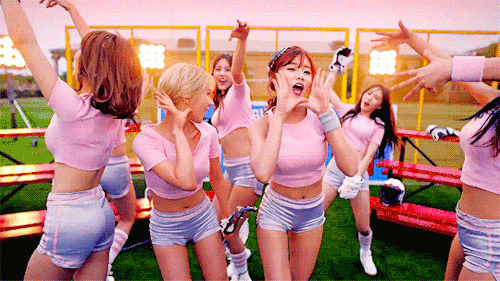 seolmylibentia:    Everybody say What! A-O-A  Mina at the back. lol