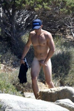 fuckyoustevepena:  Here’s the full set! More Uncut Cock from Orlando Bloom! Naked Naked Naked!   