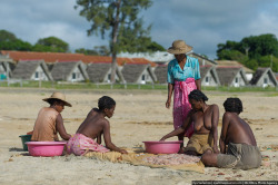 Topless Madagascan fisher girls.