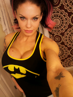 waffle-haus:  Pink pigtails always look kick ass with the Batman