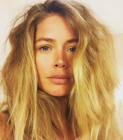 Big hair don’t care…. #longday #hotelselfie by doutzen