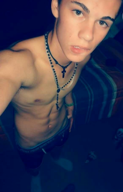 kakoflaite:  juliankro:  Cristian Andrés tiene 19 años y es de Santiago, Chile  un colocolino aportes a  kakosexy_@hotmail.com   