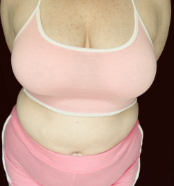 thevoluptuousgoddess:  Pale and fair skin. Pale pink short shorts