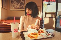 Fast food is not healthy. Wouldn&rsquo;t you eat such crap? :PŚmieciowe jedzenie jest niezdrowe. Chyba byś tego nie jadła :P ?