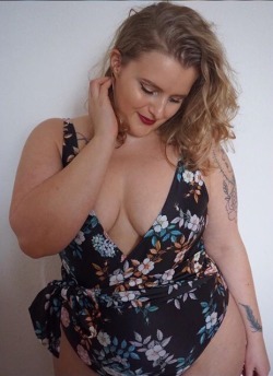 italiankong:  Sexy Stefanie Klock (classy curves.de). Lovely