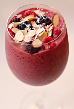 happyvibes-healthylives:  Coconut Berry Smoothie 