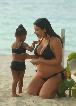 kimkardashian-lifestyle:  Mommy-daughter quality time in St.