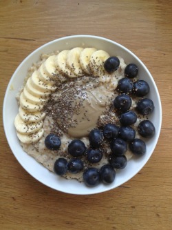 iamnotover:  Vanilla oatmeal with banana, blueberries, homemade