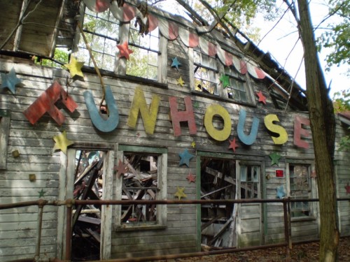 hahamagartconnect: ABANDONED AMUSEMENT PARKS - PART TWO Seems folks can’t get enough of pictures surfacing from abandoned theme parks. To be perfectly honest, nor can we. Here’s a follow up to our hugely popular first blog post on the thrills &