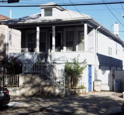 wanderingnewyork:  A house in Pelham Bay, the Bronx.