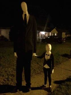 gokuma:  stunningpicture:  Dressed up like Slender Man to scare