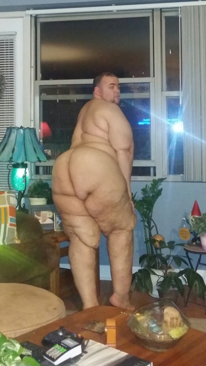 cgleclancher:  Giving the neighbors an eyeful   Can I be your neighbor?