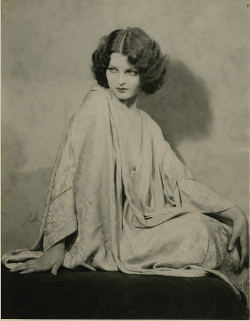 oldhollywood-glamour:  Lillian Bond from Earl Carroll Vanities
