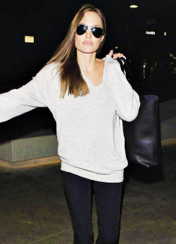 le-jolie:  Angelina at LAX en route to New York, Feb 14th