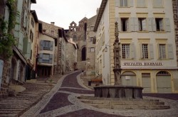 barcarole:Town of Le Puy-en-Velay in Auvergne, France, 2001.