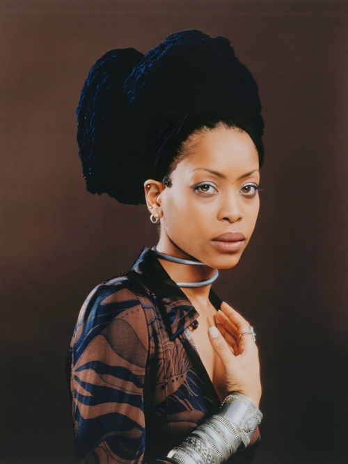 surra-de-bunda:Erykah Badu photographed by Marc Baptiste (1997).