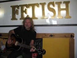 70sgoddess:  mermaidinthetower:  Robert Plant  who gave this