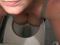daddysluttytoy:  #Me. Sirs not here to put my head down the toilet