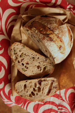 alisonjoywillard:  kalamata & green olive rosemary bread