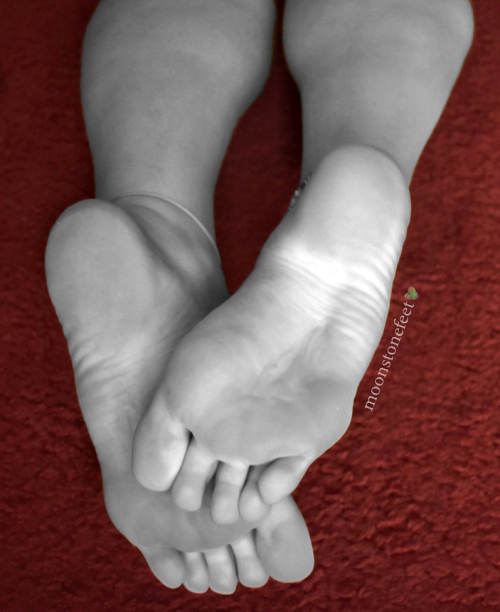 moonstonefeet:  The art of my soles.. (Dm me for custom photos)^^
