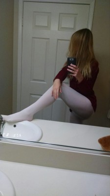 in-pantyhose:Hosebunny:  White tights selfies ;) and a new sweater