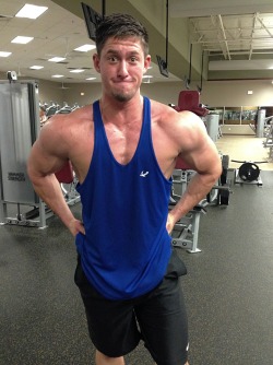 Delts be poppin. Don’t know wut face that is…