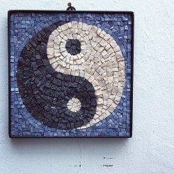 bonjourbonjourmosaic:  YIN YANG es un símbolo taoísta que representa