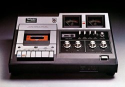 honeytpot:  VINTAGE TECHNICS CASSETTE RECORDER / PLAYER 