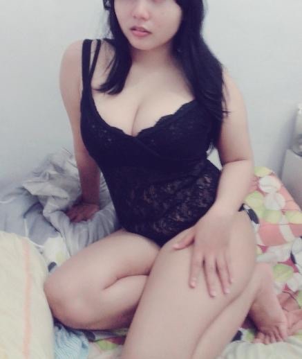 Vania Ayu.. Gadis manja dari Mandhaling.. Berbekalkan tetek mengkar, mulus bersaiz 34B full cream cup, keyakinan dirinya untuk berkongsi gambar tetek amat meruntun konek2 seluruh nusantara..