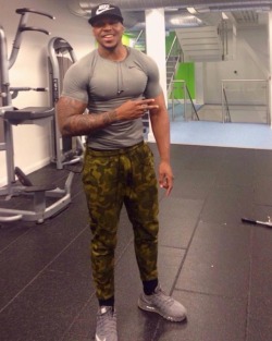 black-is-betta: candymancrushsaga: 6'4", big body, nice