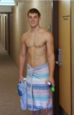 straightrealmen:  tradiesandchavs:  Hot hunks in towels!!!  Follow