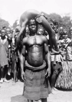 Le magicien jongleur d'enfants de la tribu Yafouba, 1930.