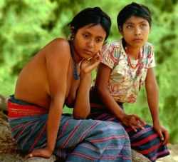 Mexican Mixtec girls, from Ñundeui, Al pie del cielo by Mario Mutschlechner.