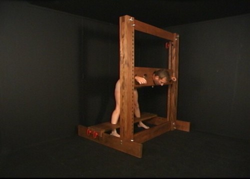 GALLERY: How to correctly use medieval wooden stocks for your sex slave… Happy spanking!