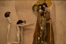 huffpostarts: Real-Life Women In Gold Recreate Gustav Klimtâ€™s