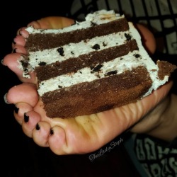 ladystephfetish:  Let there be cake @mrnycfeet  @dmvladysteph