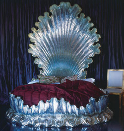 OMG that is my dream bed.