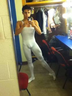 male-ballet:  Multi-tasking en-point