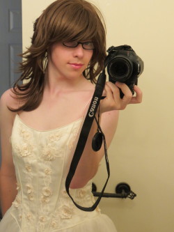 katiesissygirl:  I want a wedding dress so badly! 
