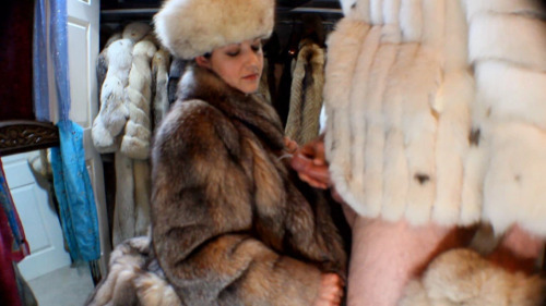 New Eva vid is up: Crystal Cream, which features a nice blast my full length crystal fox fur coat, right up top. Mr. E gets the job done with a blue fox fox muff, which is nice touch. 